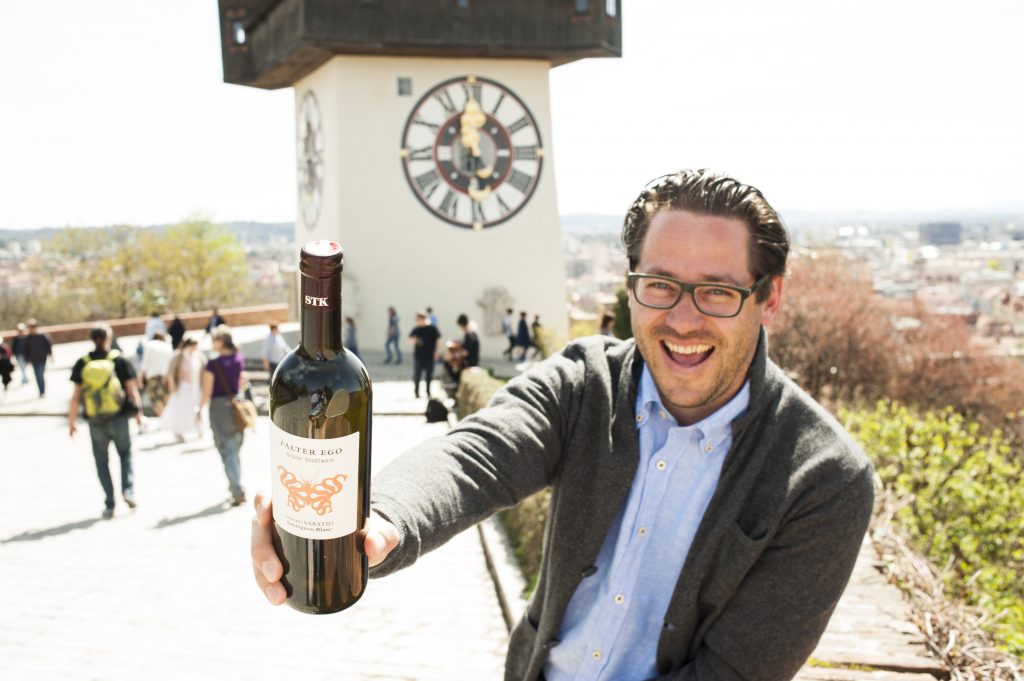 Hannes Sabathi mit Grazer Stadtwein vor dem Urtrum