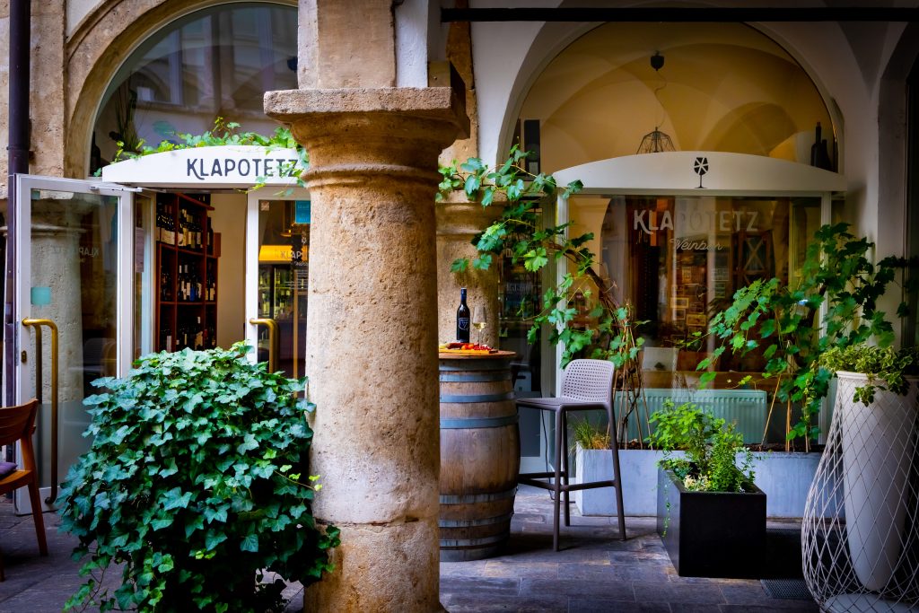 Klapotetz Weinbar Innenhof Graz Innenstadt