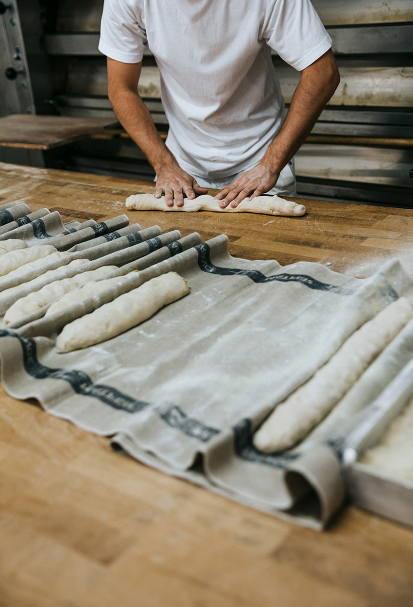 Bäckerei Sorger händische Bearbeitung von Backwaren