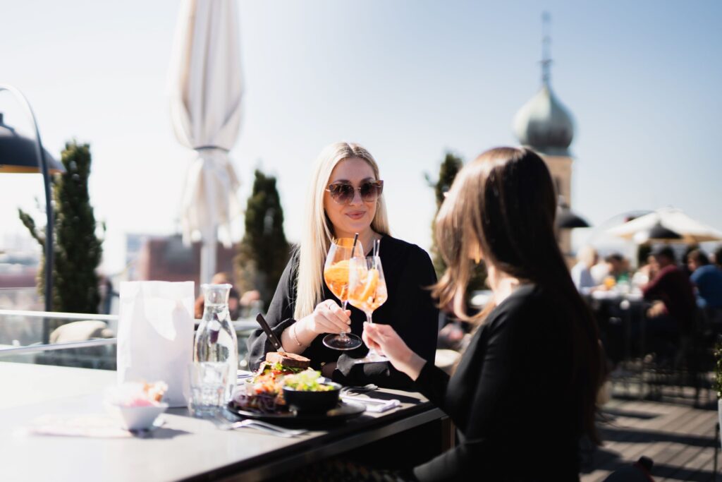 Gäste Aperol Sonnenbrille Terrasse Freiblick Graz Innenstadt